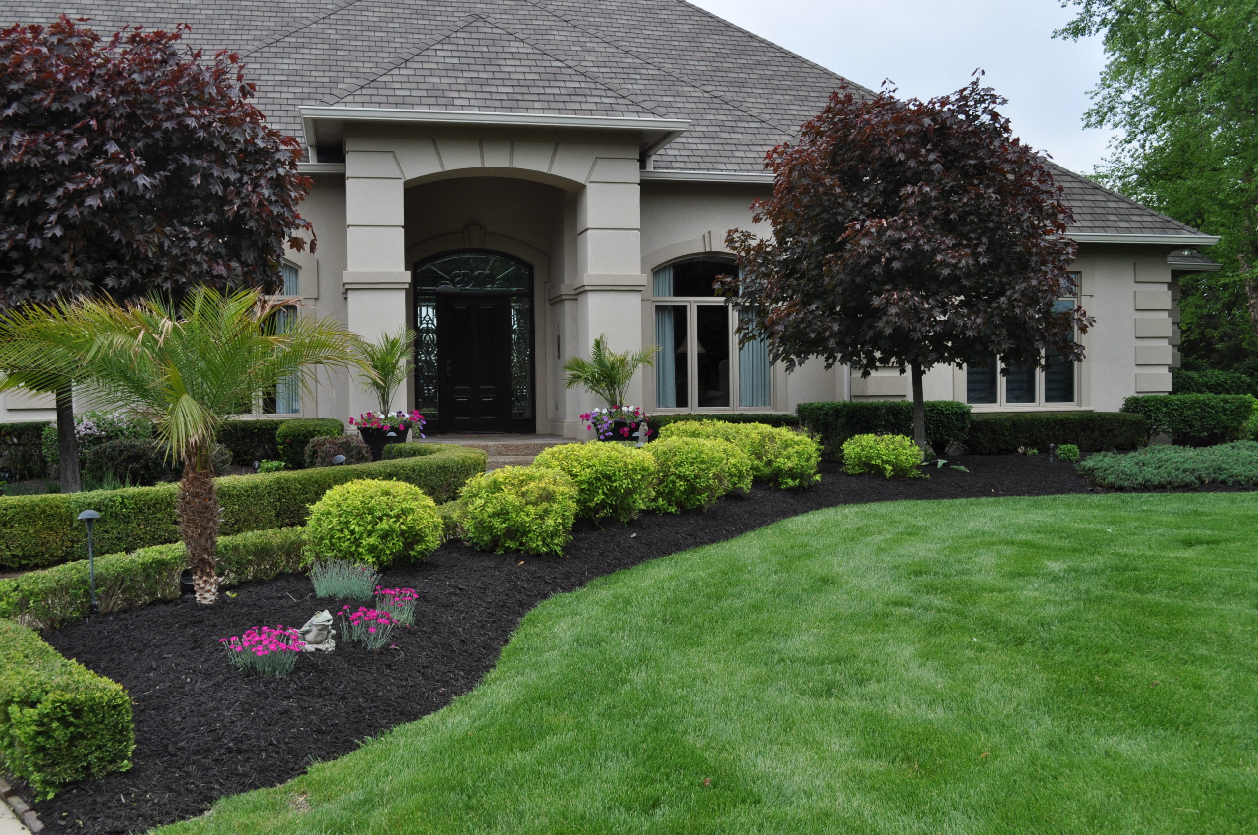 Should I Mulch, Use Stone or River Rock Around My House?
